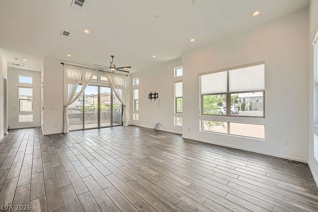 3 bed, 4.0 bath, 2364 sqft, $3,800 — Photo 4