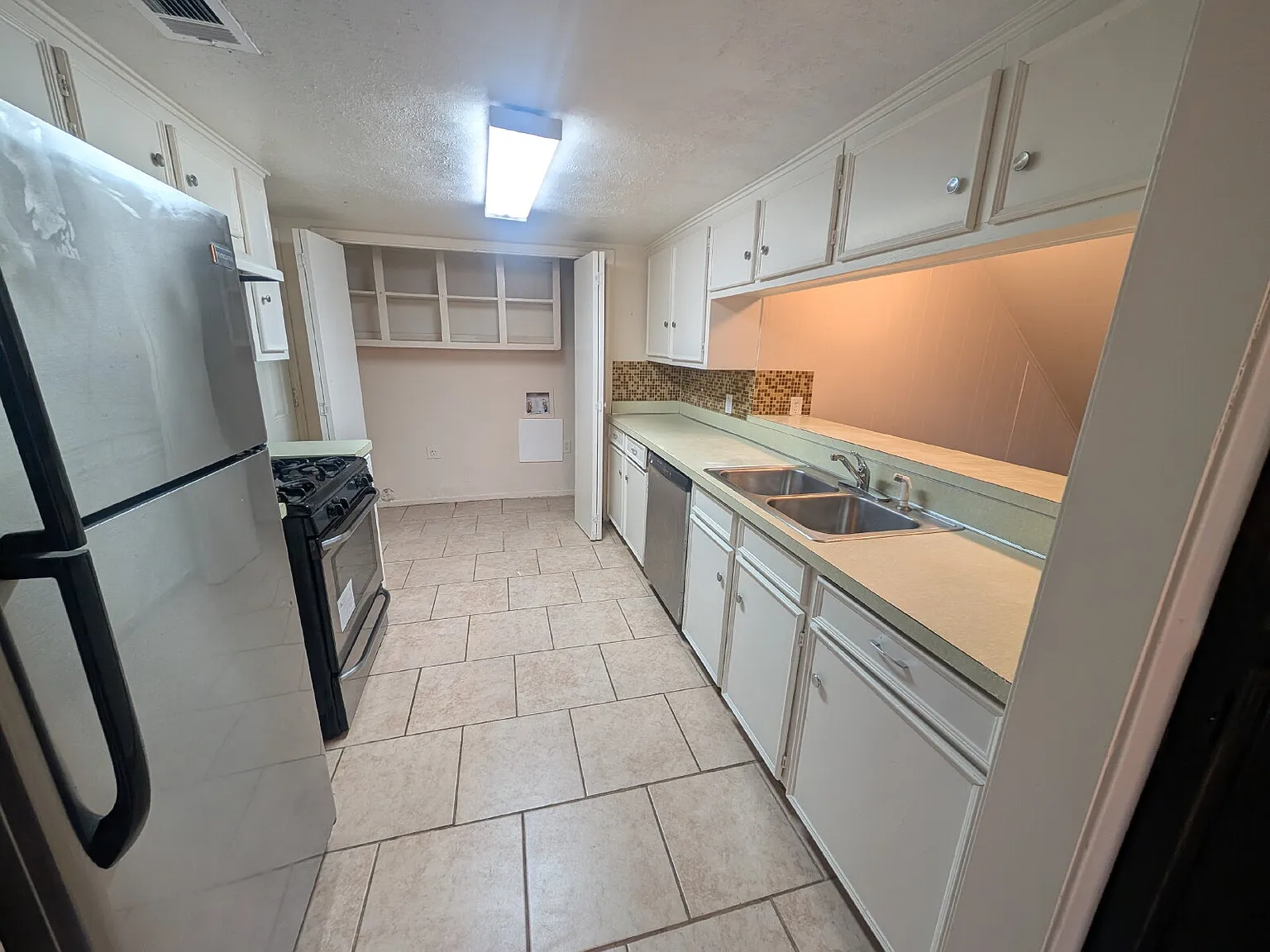 3 bed, 2.0 bath, 1350 sqft, $1,795 — Photo 3
