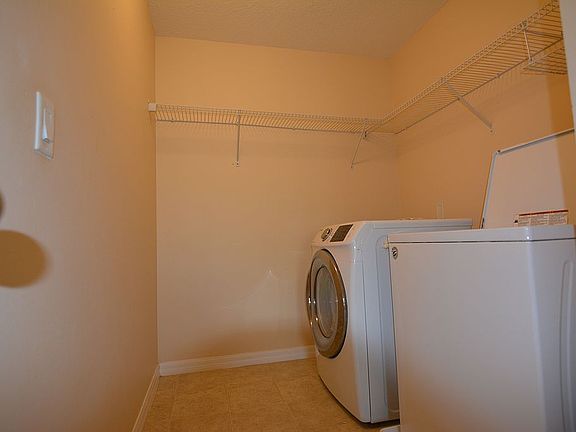 LARGE LAUNDRY ROOM