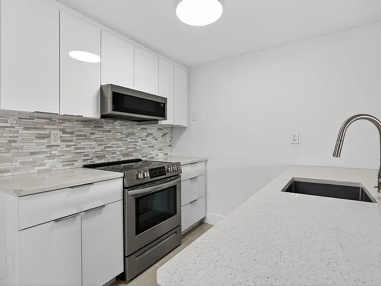 3212 NE 12th St #204 — Photo 5