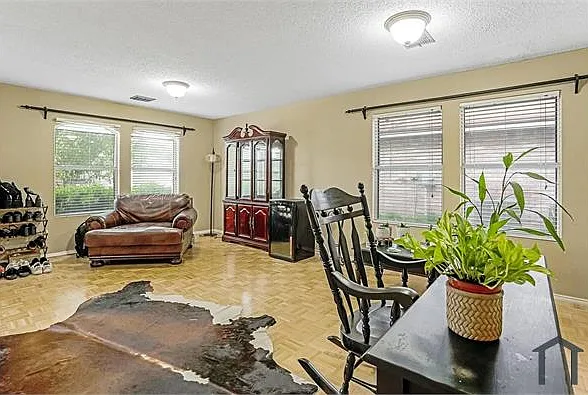 3 bed, 2318 sqft, $2,600 — Photo 3