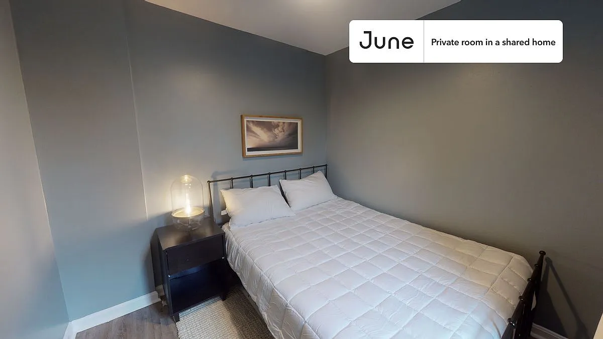 Queen bedroom in 3 bed/1 bath home in North End #471 C — Photo 1