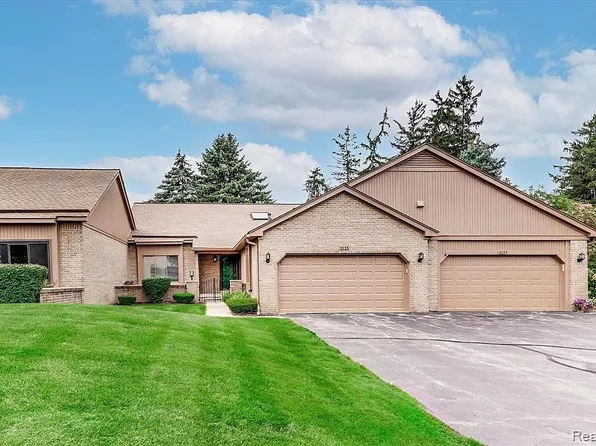 2125 London Bridge Dr, Rochester, MI 48307