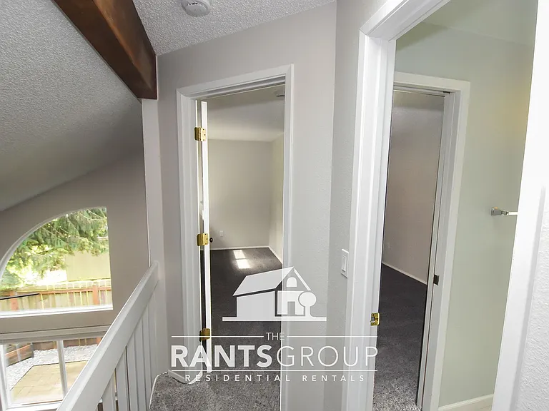 660 Malibu Dr SE — Photo 12