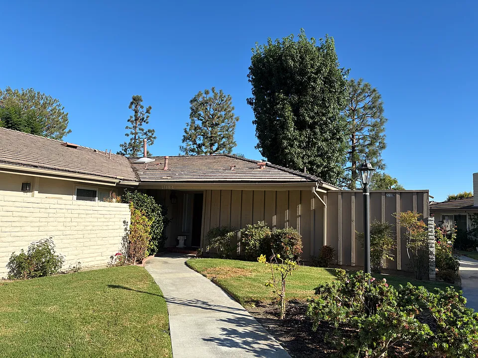 27111 Capote De Paseo #C