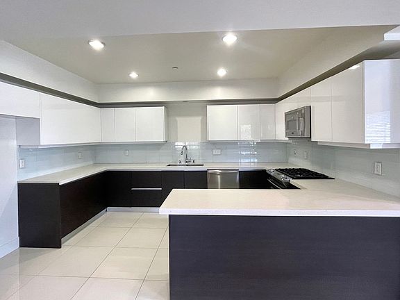4th image of 11305 Moorpark St #6
