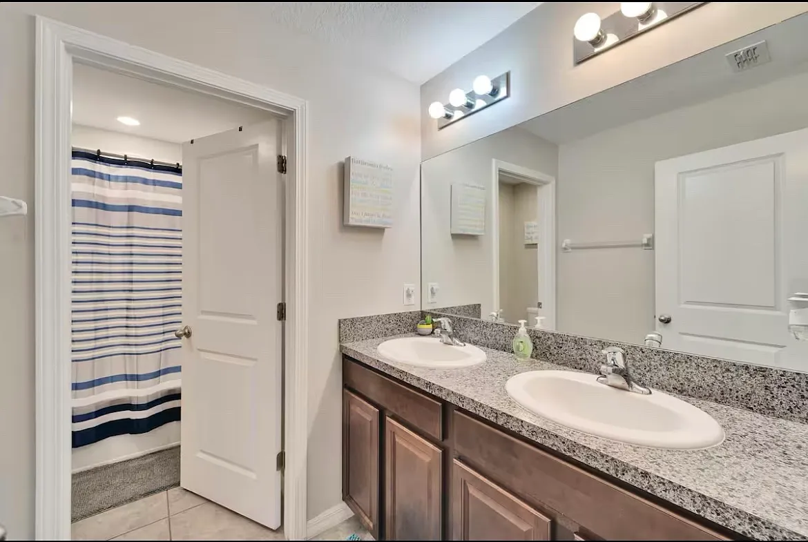 5 bed, 2.5 bath, 2415 sqft, $2,900 — Photo 4