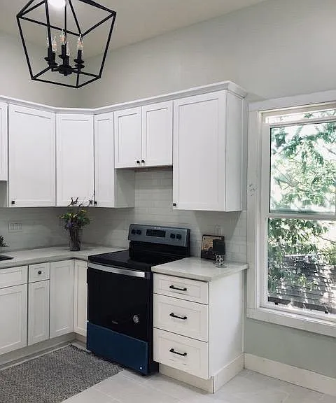 Beautiful 10 foot ceiling, bright, spacious, eat in kitchen with white maple shaker cabinets, white subway tile backsplash, quartz counter, stainless steel appliances, tile floors