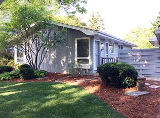 930 Emerald Dr, Naperville, IL