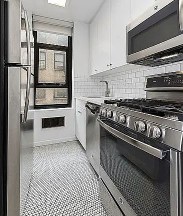 5th image of 245 E 44th St APT 15B