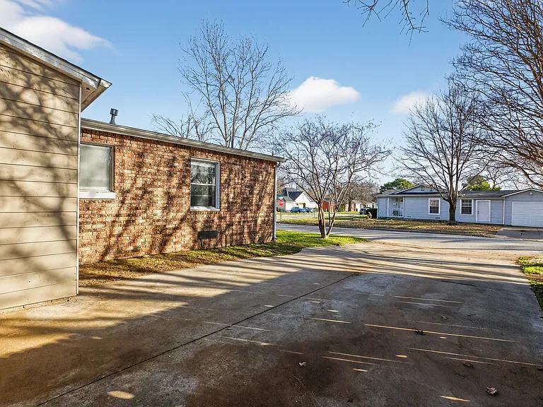 701 Harrison Ln — Photo 24
