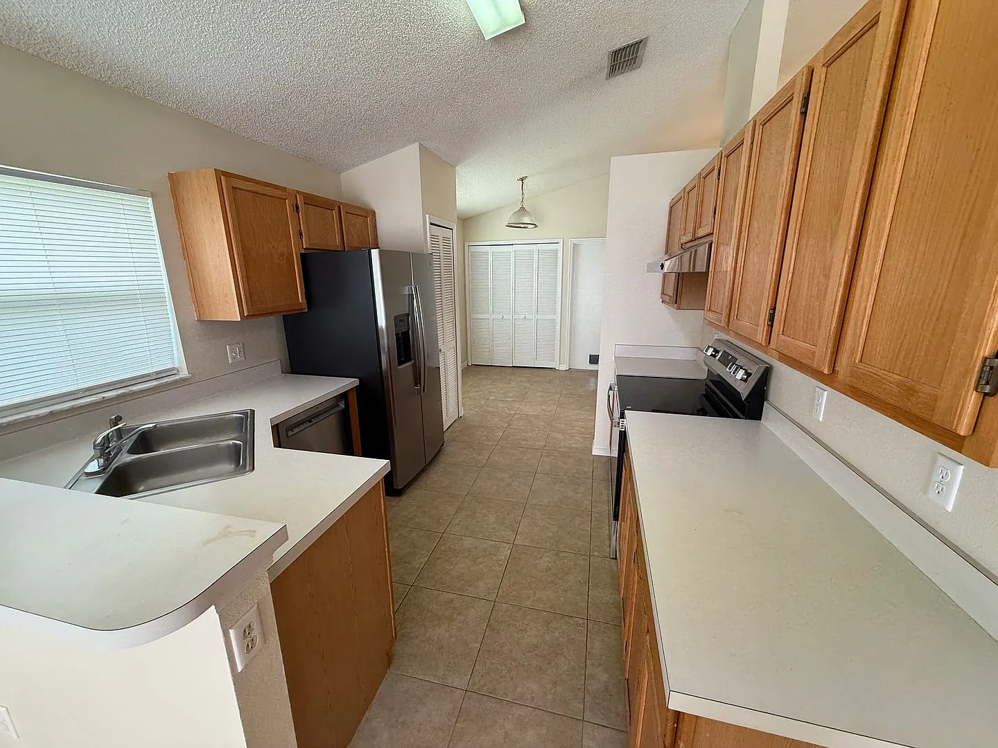3/2 Single Family Home In Waterford Lakes Available August 17th! — Photo 3