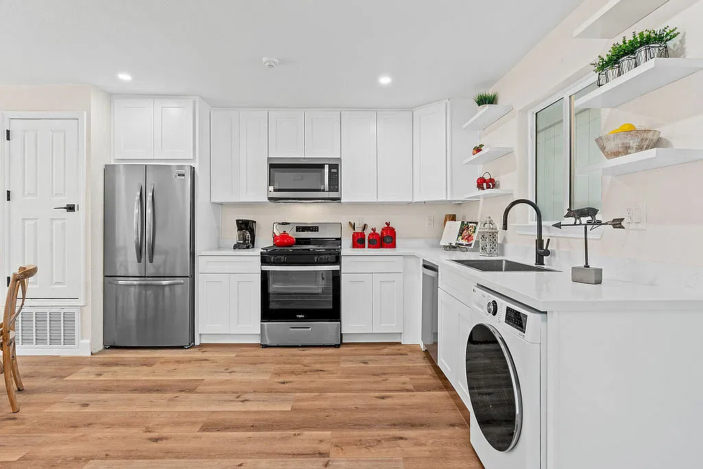 2 bed, 2.0 bath, 850 sqft, $3,000 — Photo 2