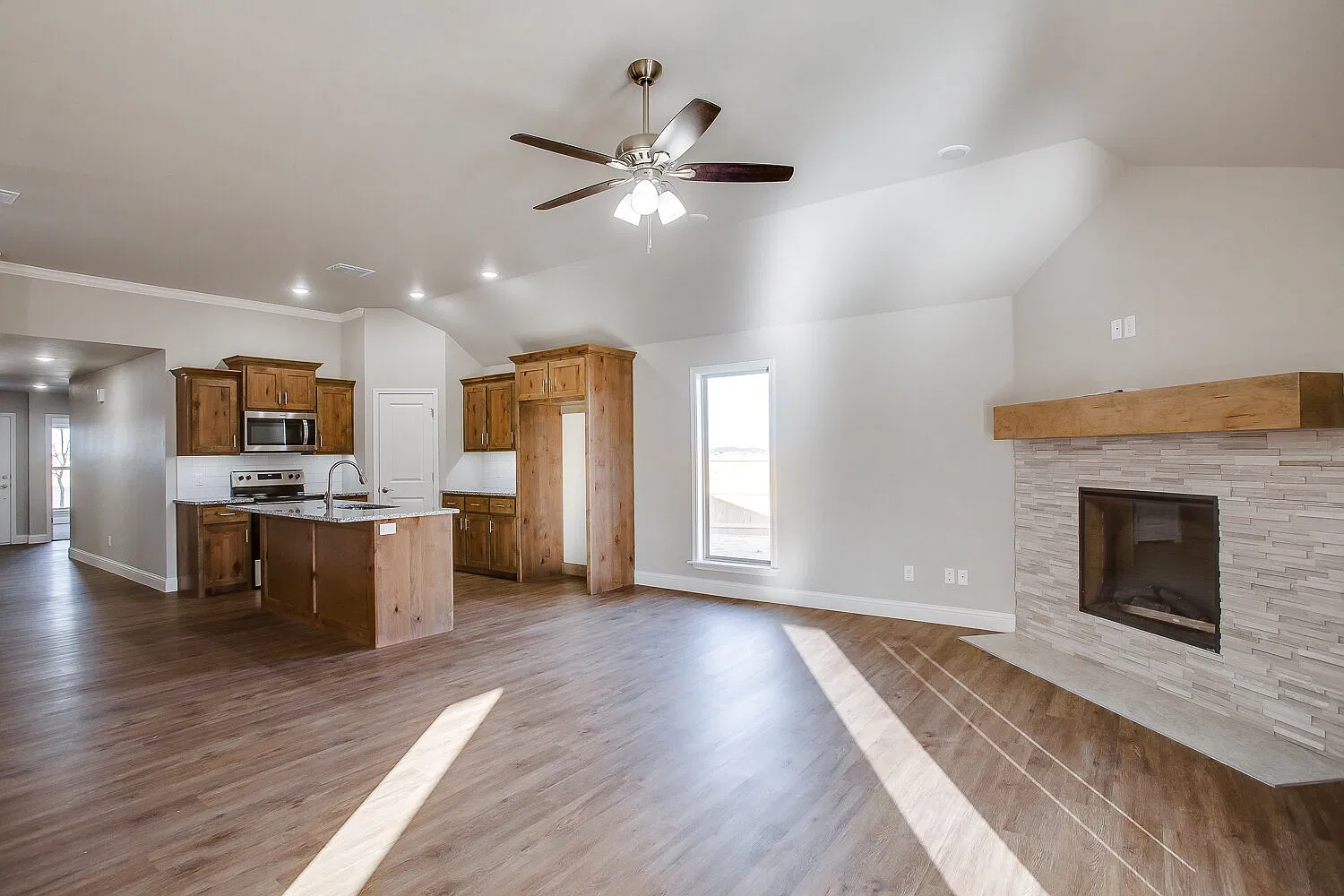 4 bed, 2.0 bath, 1772 sqft, $2,150 — Photo 2