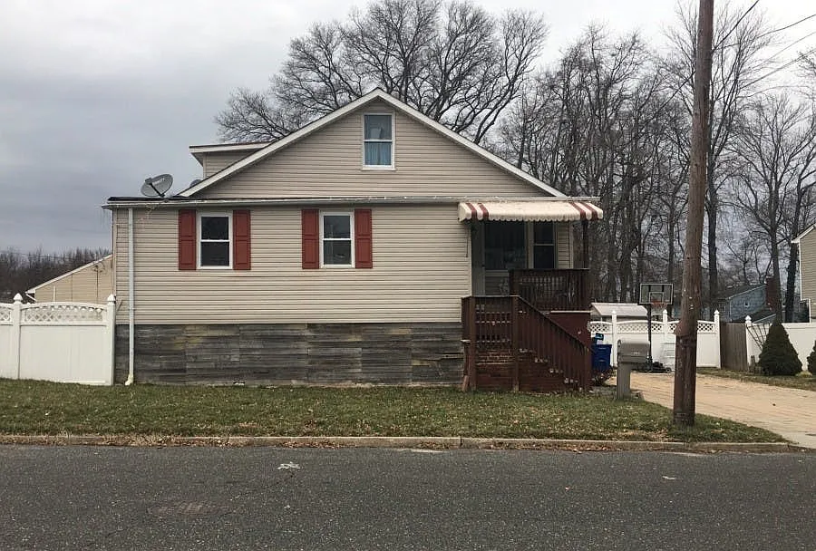 363 E End Ave photo 1