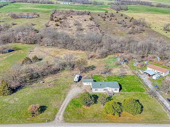 3rd image of 914 NE 121st Rd