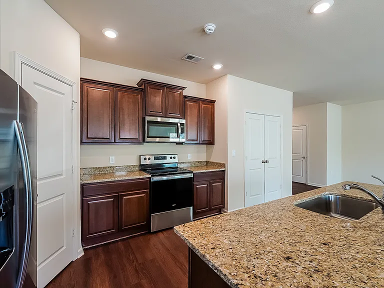 430 Clover Cir — Photo 5