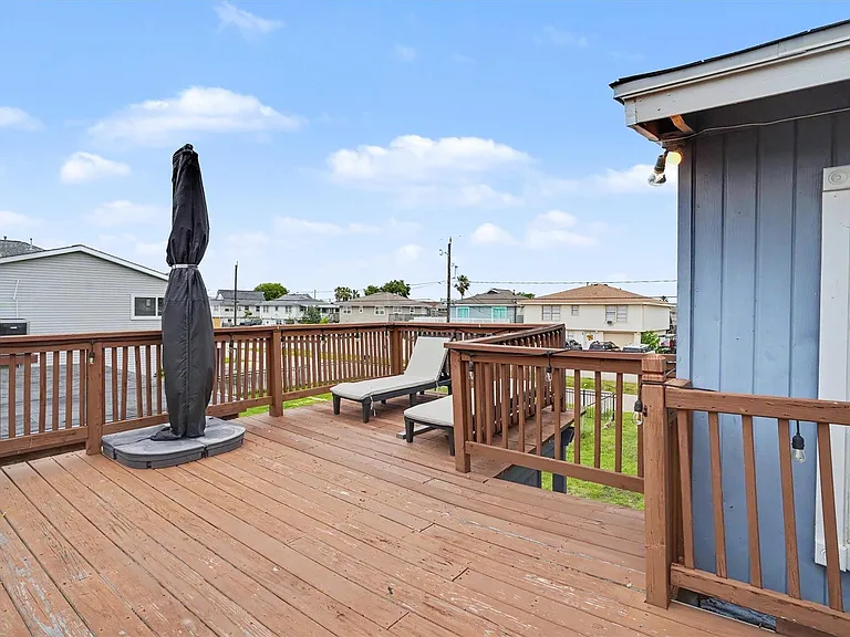 370 Ling St — Photo 13