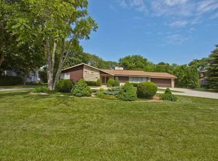 2180 Pilgrim Pkwy E, Elm Grove, WI 53122
