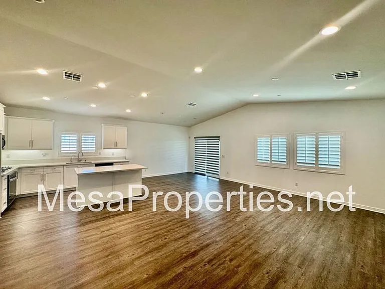 5229 Jarvis Ln — Photo 4