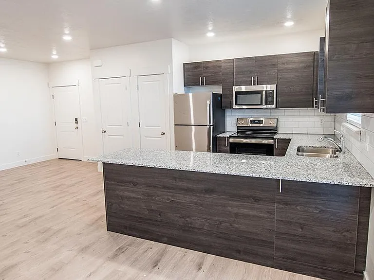 TRAIL HOLLOW APARTMENTS — Photo 2
