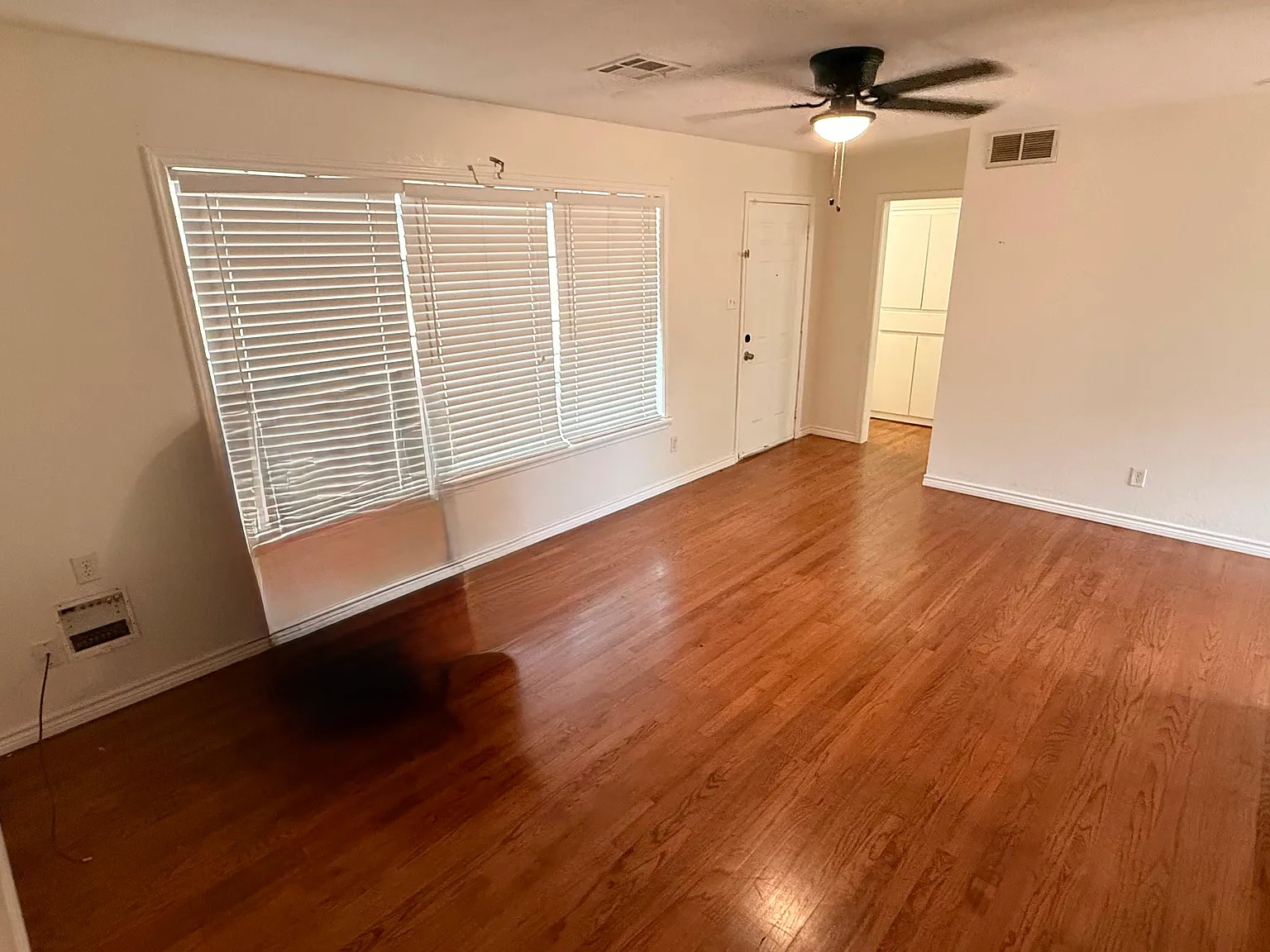 3 bed, 1200 sqft, $1,200 — Photo 2