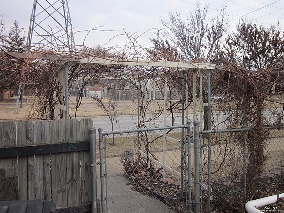 4th image of 326 Hartland Ave
