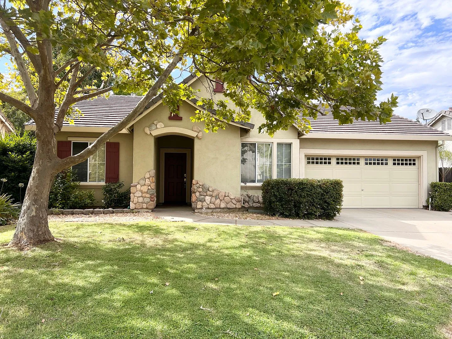 Great Court Location Near Galleria Roseville & Hwy 65 — Photo 1