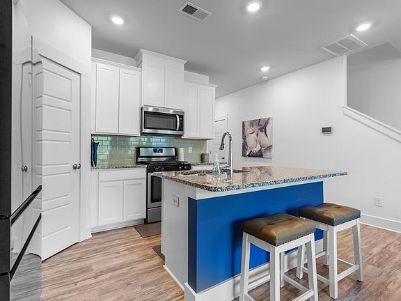 3rd image of 605 Purteview Pl