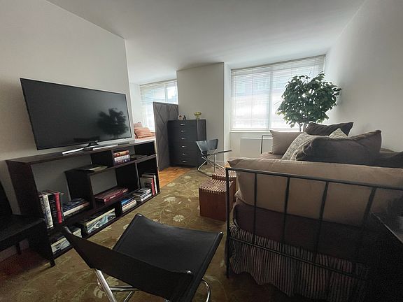4th image of 1500 Lexington Ave APT 4J