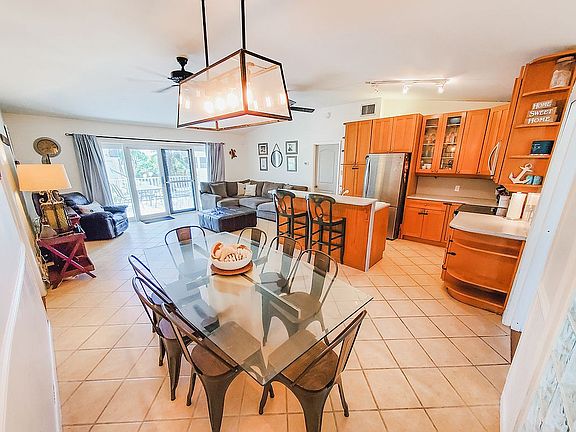 4th image of 555 Caribbean Dr E