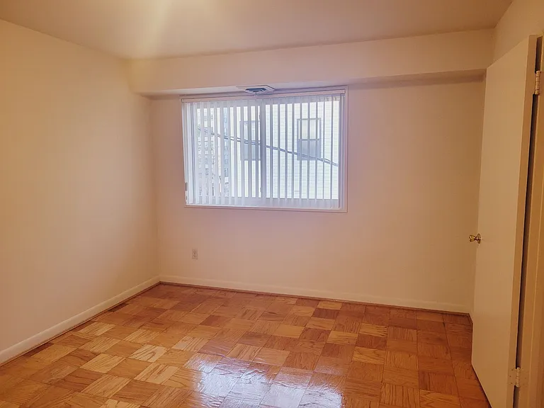 Columbia Courts Apartments — Photo 9