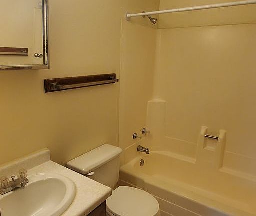 3rd image of 970 W Hamilton Ave #8