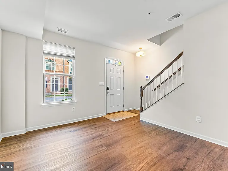 102 S Newkirk St — Photo 22