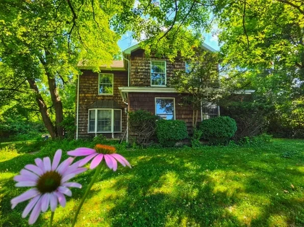 57 Grove St, Chester Boro, NJ 07930
