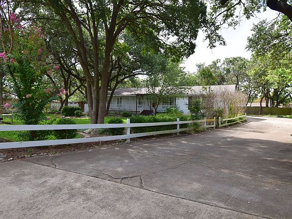3rd image of 1400 Deer Run St
