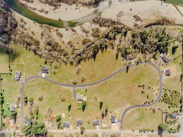 565 E Forks Cir, Cave Junction, OR 97523