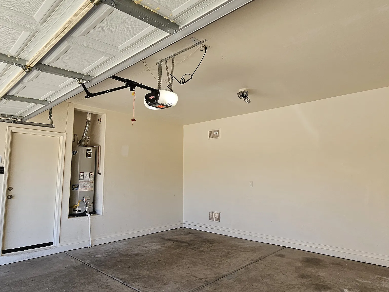 5 bed, 2076 sqft, $3,100 — Photo 4
