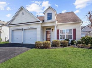 5 Holly Manor Ct, Helmetta, NJ 08828