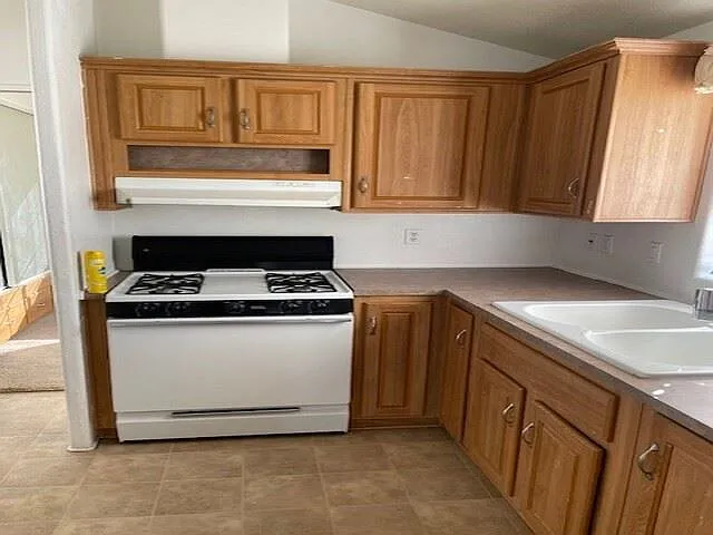 1 bed, 1.0 bath, 385 sqft, $890 — Photo 2