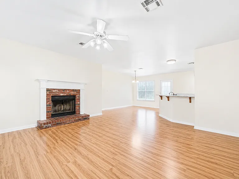 138 Lake Forest Dr — Photo 3