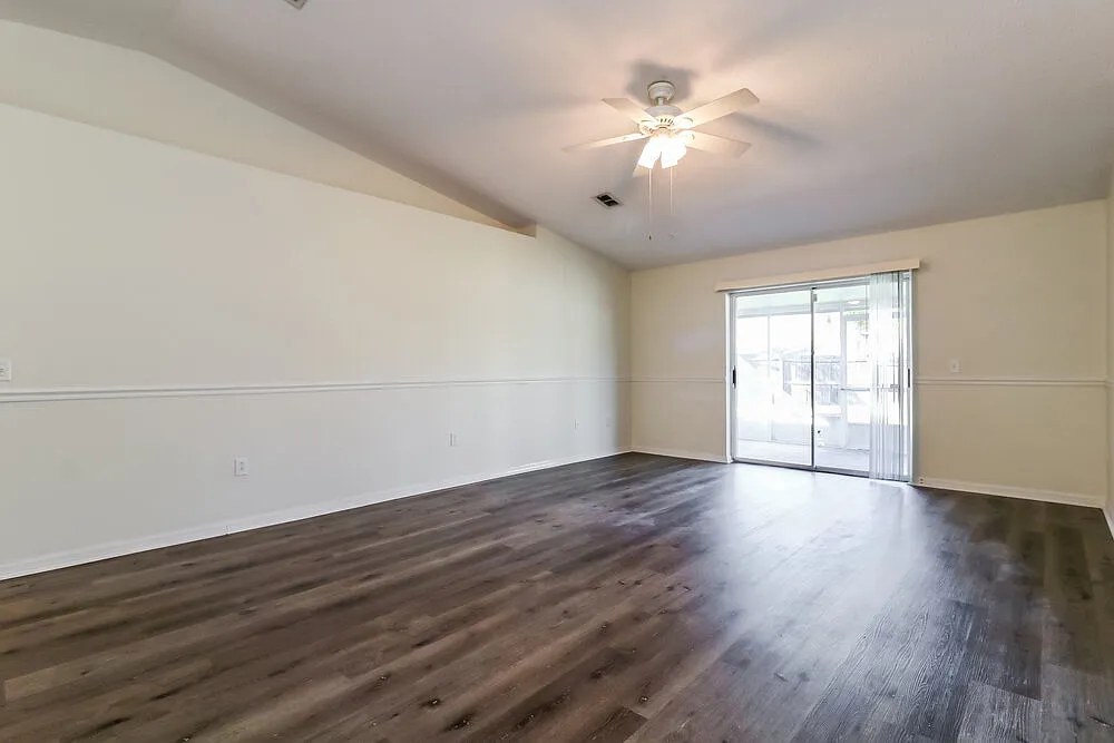 3 bed, 2.0 bath, 1424 sqft, $2,210 — Photo 4