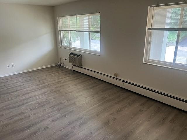2nd image of 2835 Mayfield Rd #201