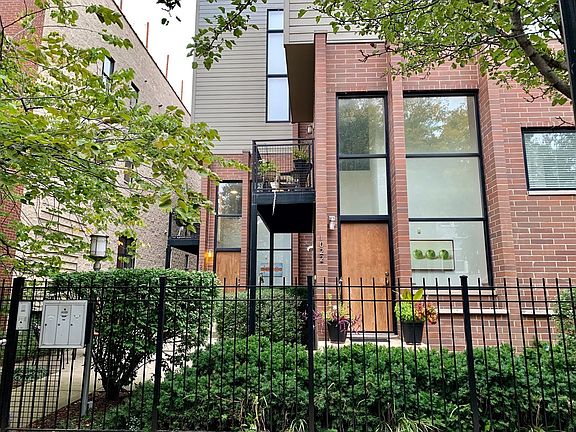 2nd image of 1026 W Newport Ave