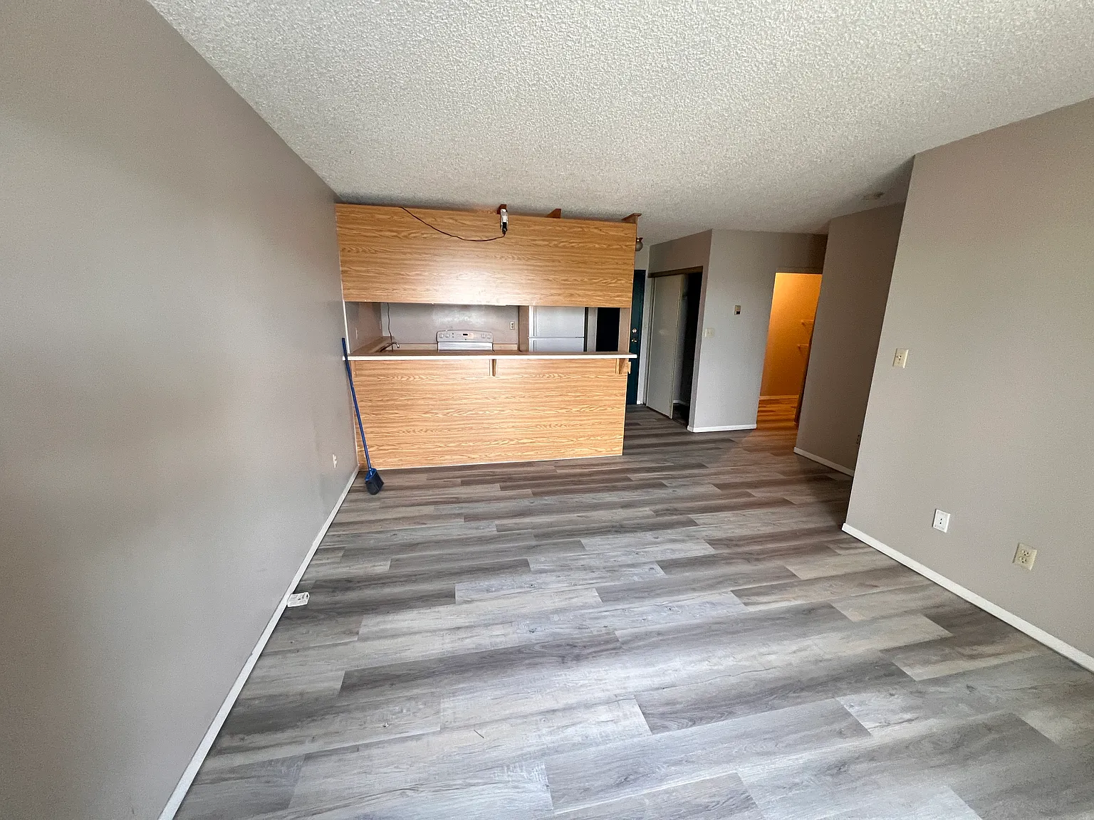 Bright and Spacious One Bedroom with Elevator Great Location! — Photo 4