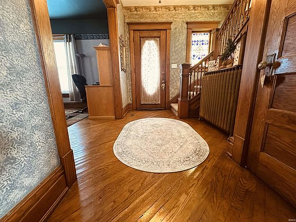 5th image of 715 SE 2nd St