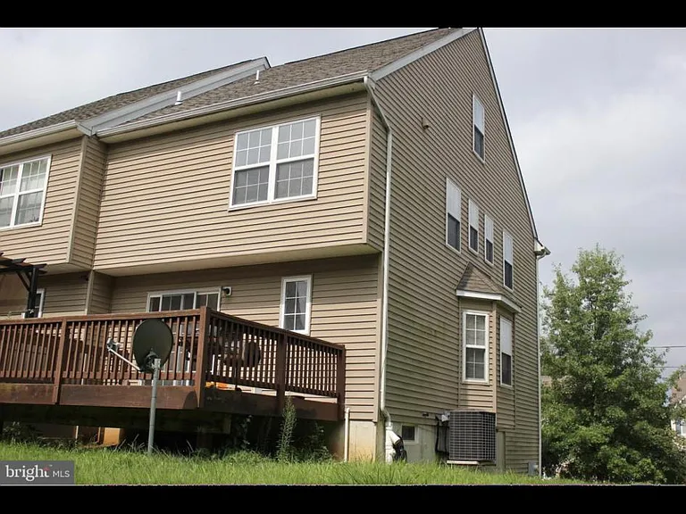 325 Girard Ave — Photo 2