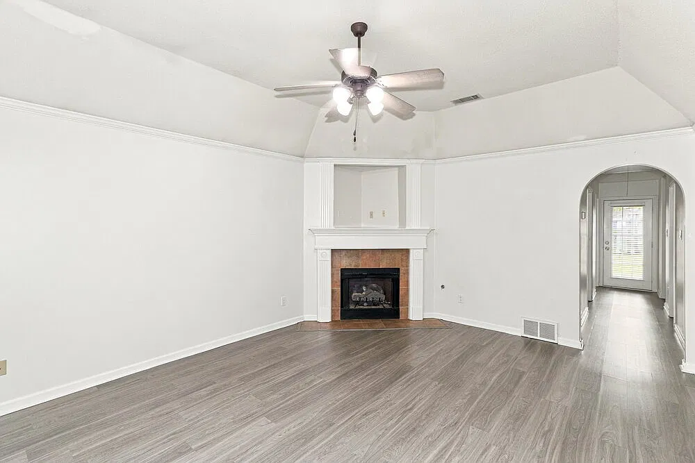 3 bed, 2.0 bath, 1274 sqft, $1,660 — Photo 4