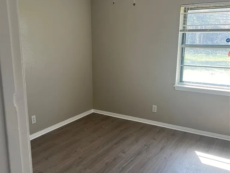 402 Thompson Dr — Photo 15