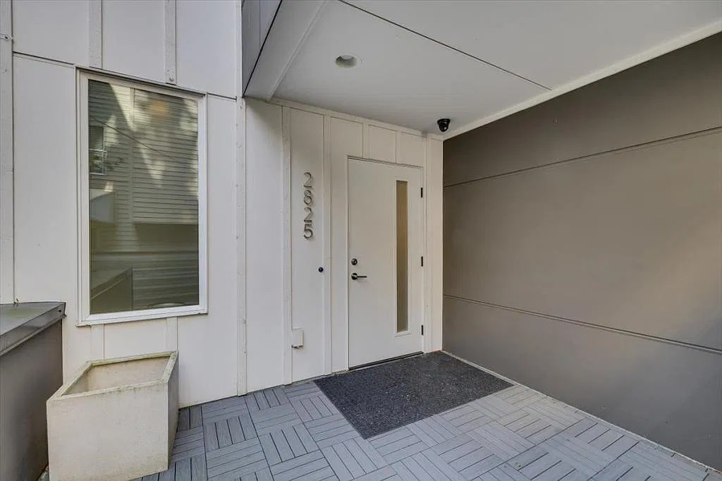 2825 Franklin Ave E — Photo 3